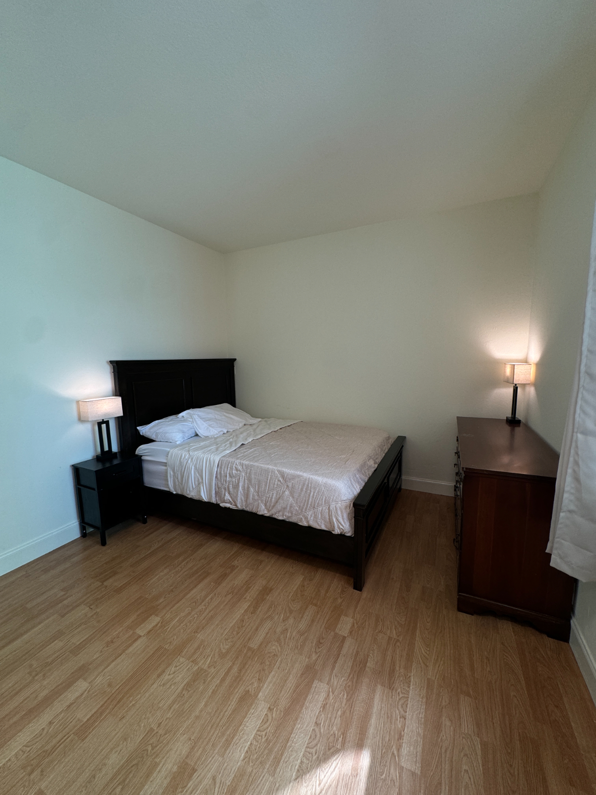 Located on the N Judah Line - Fully Furnished 1 Bed, 1 Bath, Apartment with 9 Foot Ceilings - Photo 4