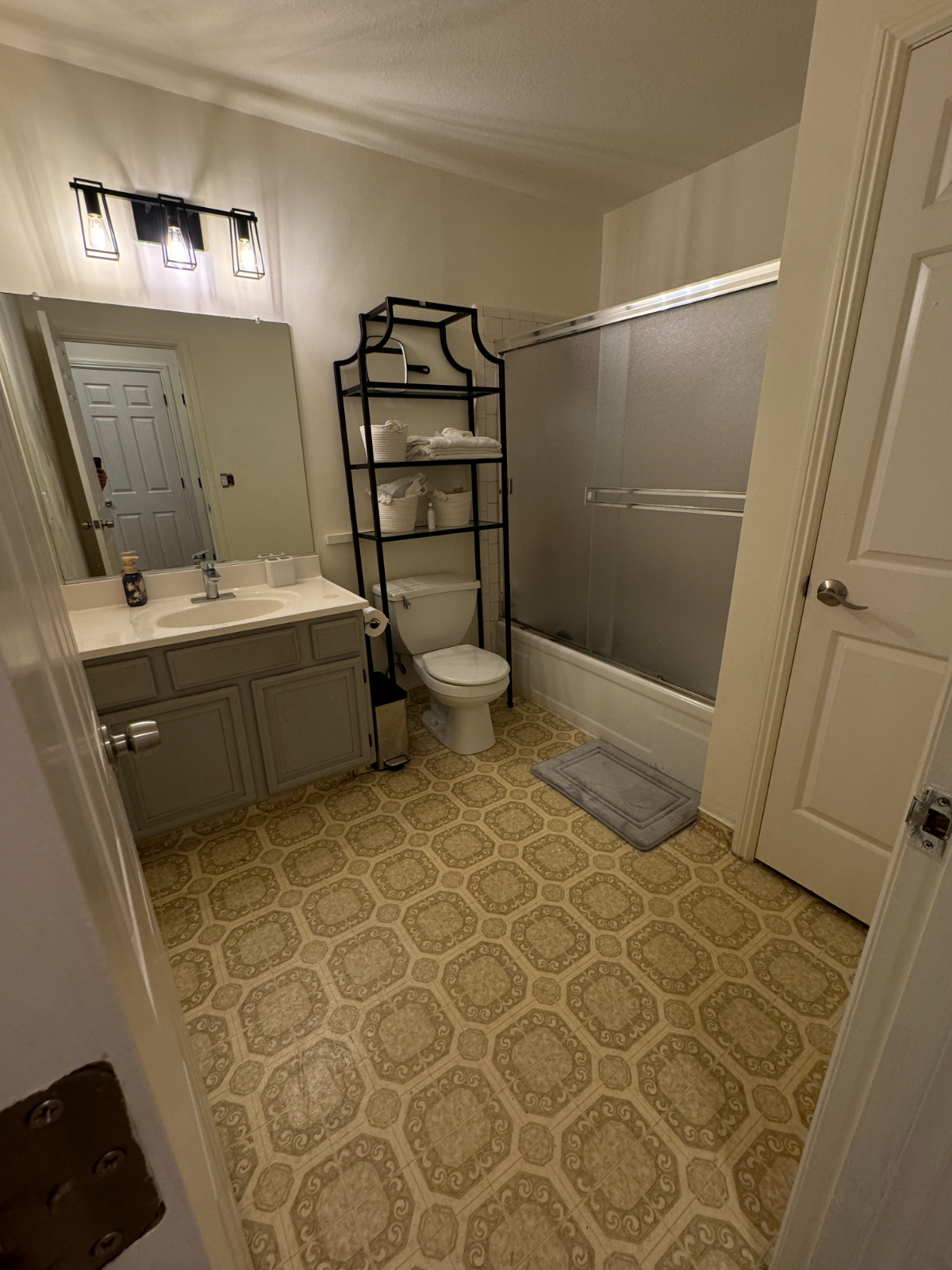 Located on the N Judah Line - Fully Furnished 1 Bed, 1 Bath, Apartment with 9 Foot Ceilings - Photo 5