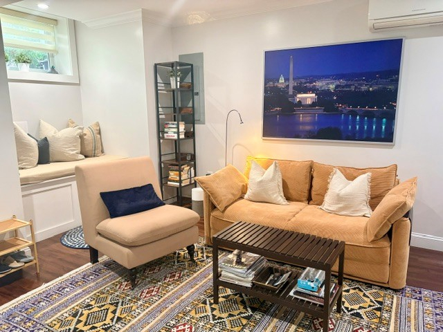 Cozy Renovated Apartment in Capitol Hill Near H Street - Walk-In Closet, Full Kitchen & All Utilitie - Photo 6