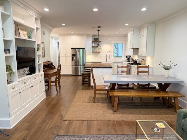 Bright and open, this well-kept and stylish 3 bed/2.5 bath flat features two levels with soaring cei - Photo 3