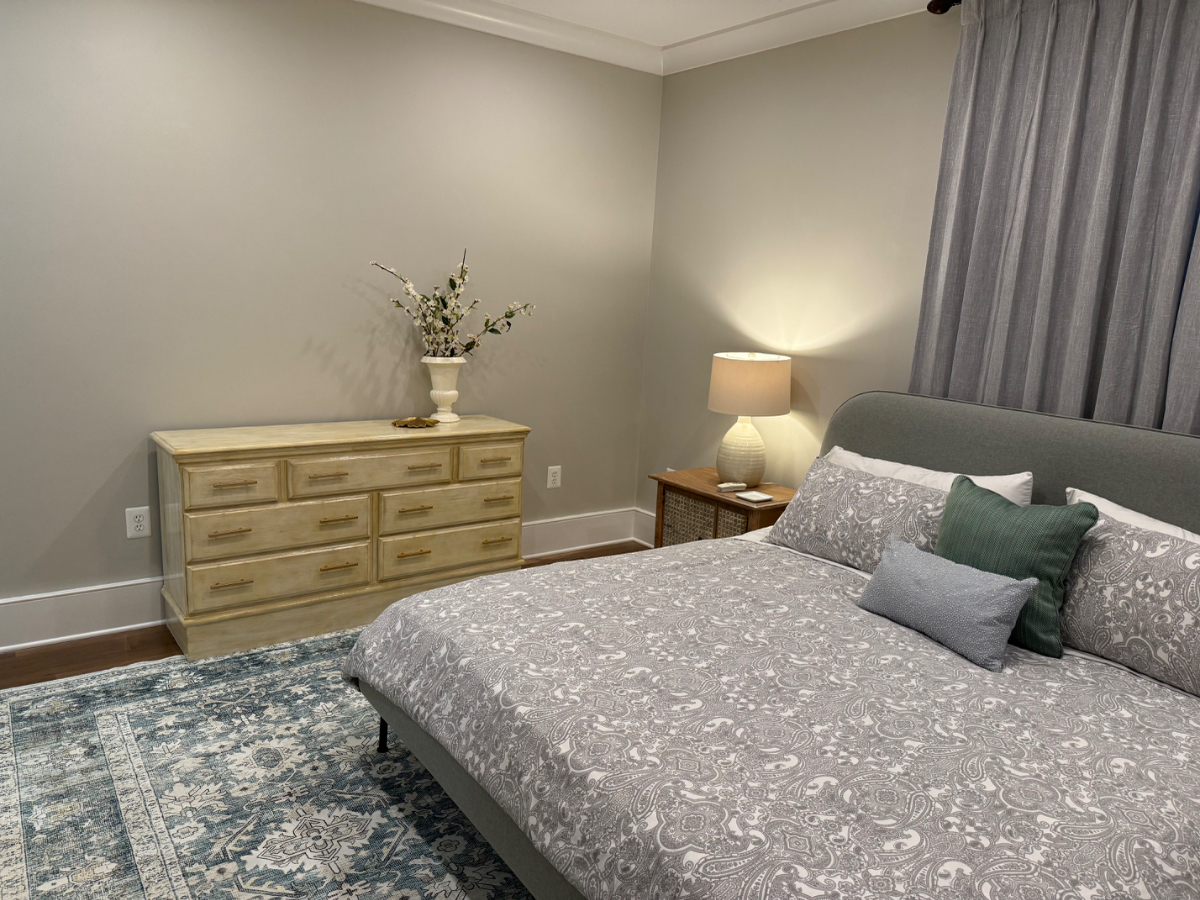 Bright and open, this well-kept and stylish 3 bed/2.5 bath flat features two levels with soaring cei - Photo 5