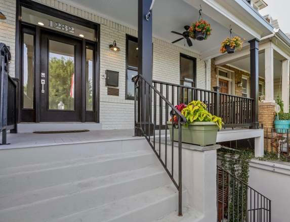 Bright and open, this well-kept and stylish 3 bed/2.5 bath flat features two levels with soaring cei - Photo 1