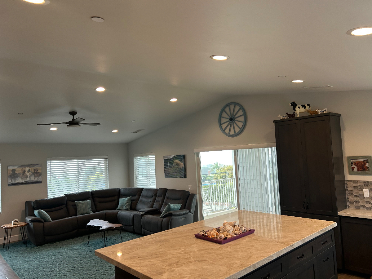 Beautiful 2 bed 2 bath Custom Coastal View Hillside Home - Photo 2