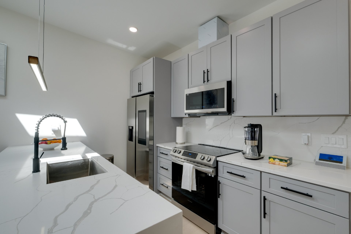 Modern Beautiful furnished room, each room has own bathrooms - Photo 2