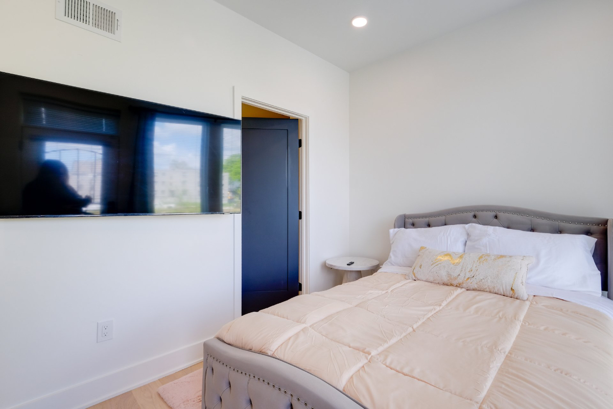 Modern Beautiful furnished room, each room has own bathrooms - Photo 7