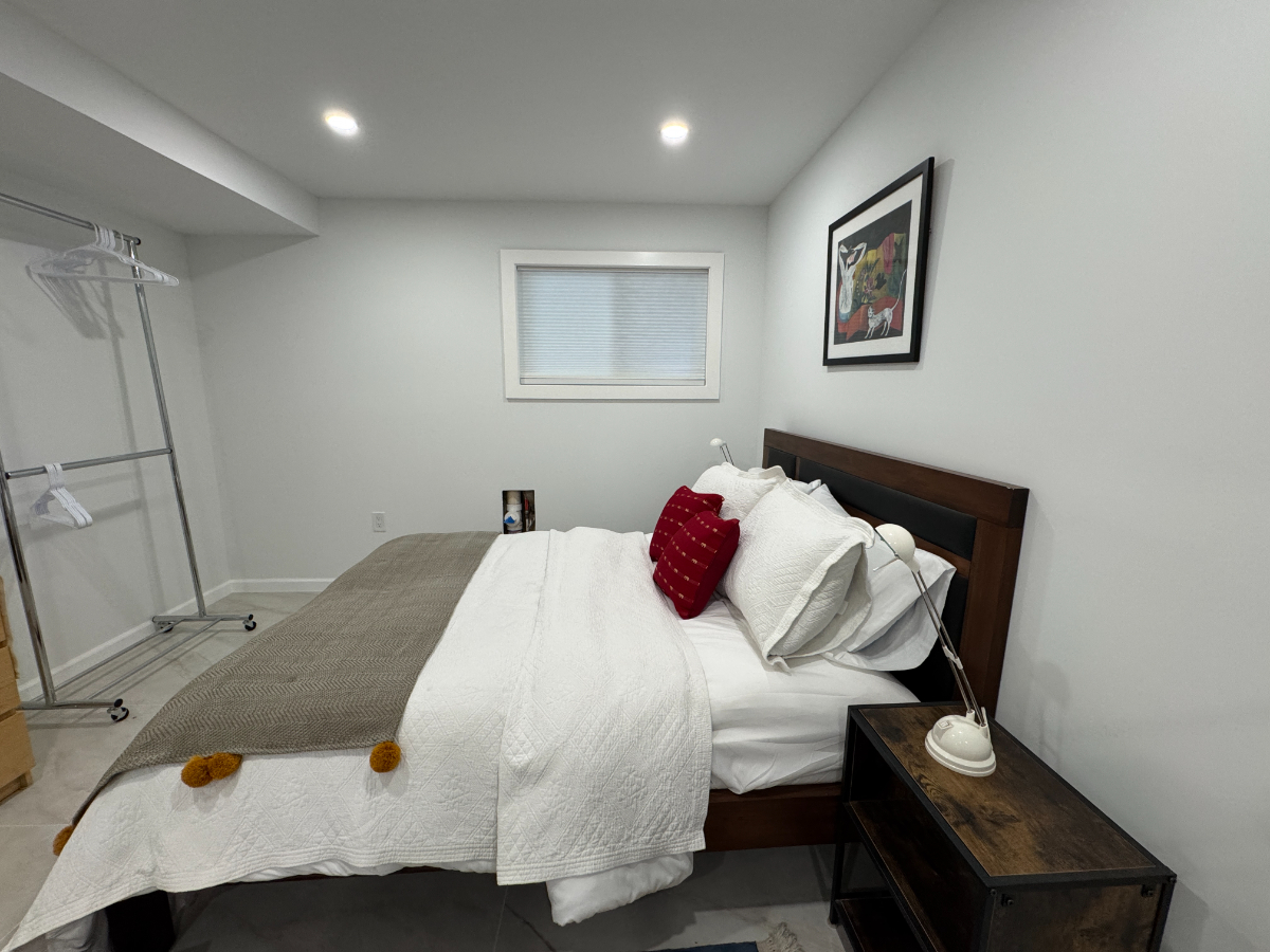Newly renovated large luxury 1 bedroom - Photo 3
