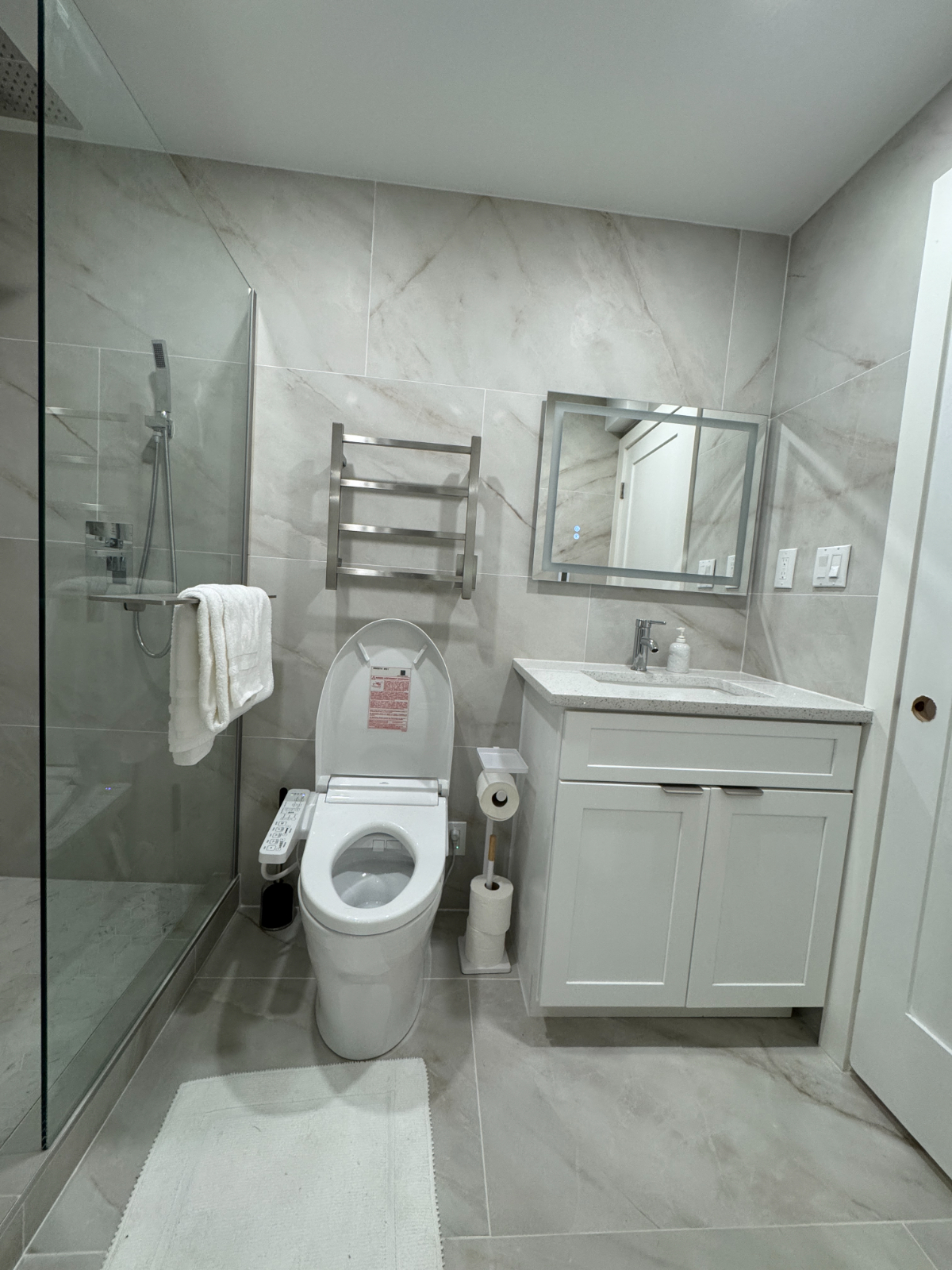 Newly renovated large luxury 1 bedroom - Photo 7