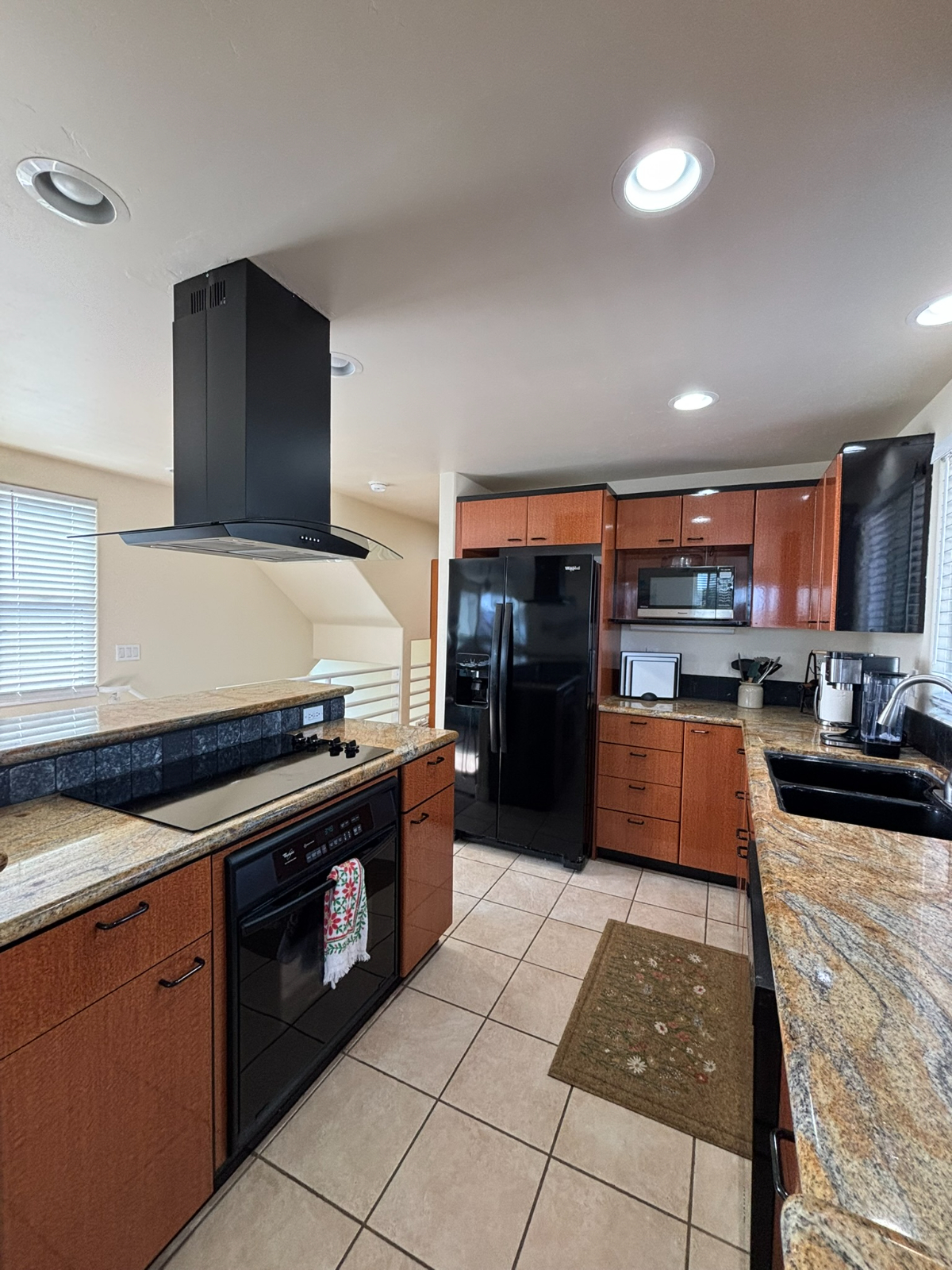 Stunning South Mission Bay townhome with a rooftop deck offering 360 degree views. Steps to the bay and beach, walk to restaurants,... - Photo 4