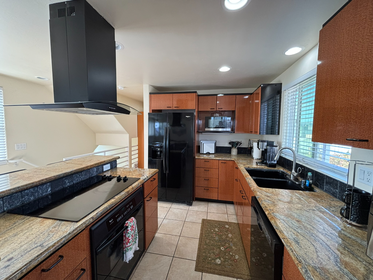 Stunning South Mission Bay townhome with a rooftop deck offering 360 degree views. Steps to the bay and beach, walk to restaurants,... - Photo 5