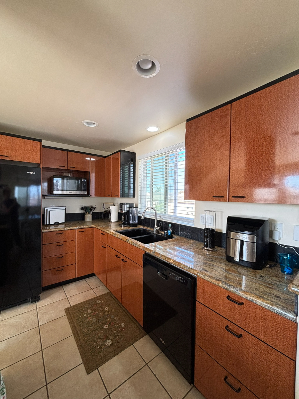 Stunning South Mission Bay townhome with a rooftop deck offering 360 degree views. Steps to the bay and beach, walk to restaurants,... - Photo 6