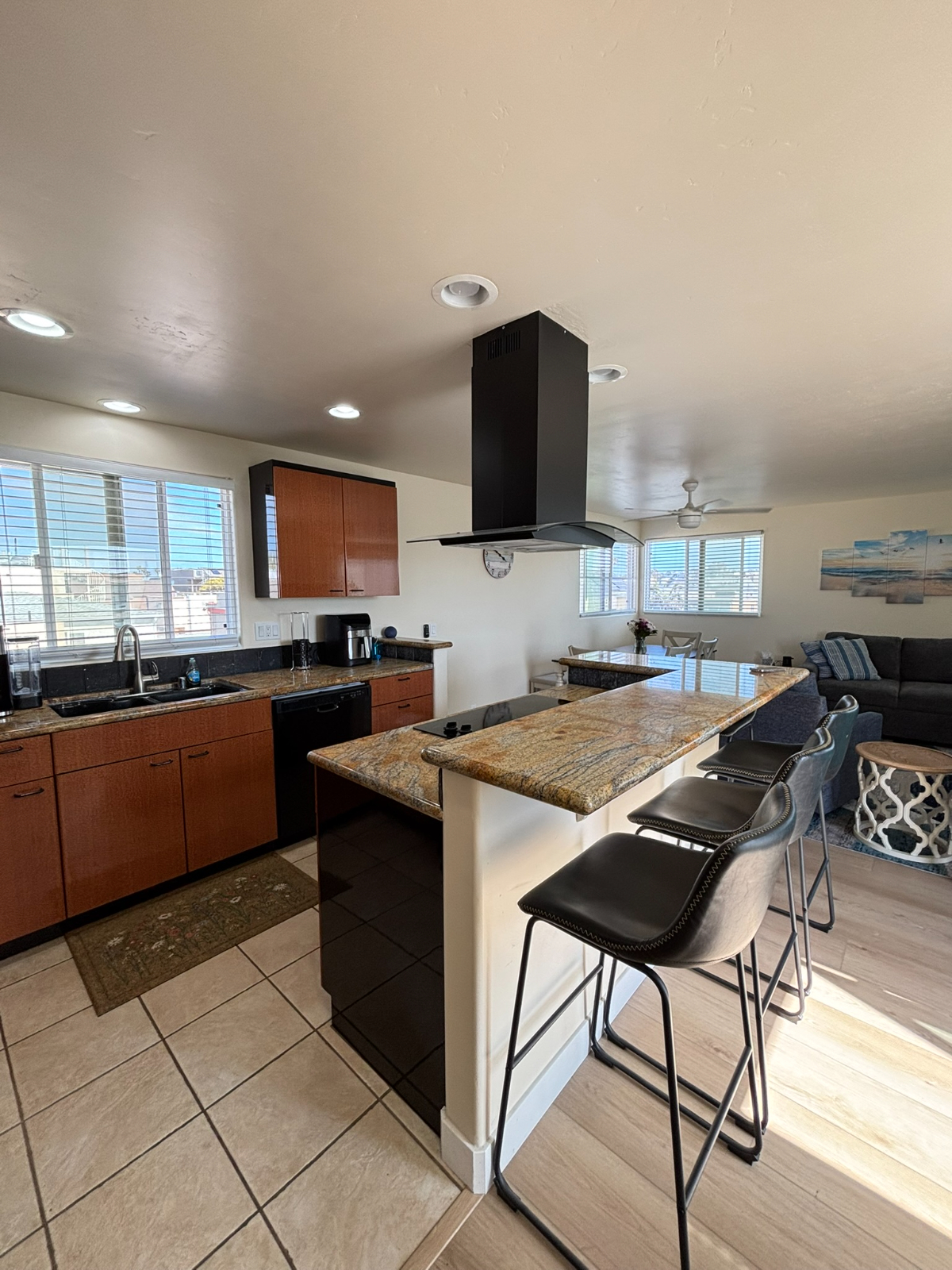 Stunning South Mission Bay townhome with a rooftop deck offering 360 degree views. Steps to the bay and beach, walk to restaurants,... - Photo 3
