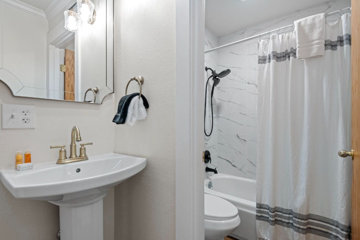 Modern One-Bedroom Condo with Balcony, Fireplace, and Walkable Downtown Access - Photo 5