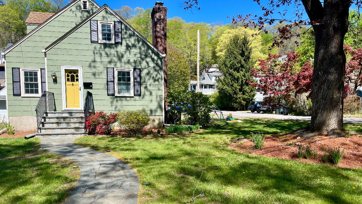 Charming 3BR Walk to Town & Train - Photo 2