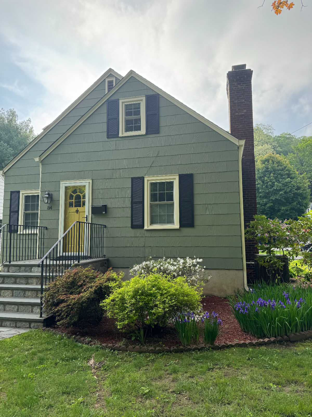 Charming 3BR Walk to Town & Train - Photo 3
