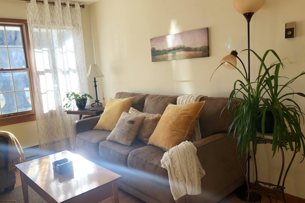 A Sweet Little Sunny Country House - East Bedroom - Photo 2