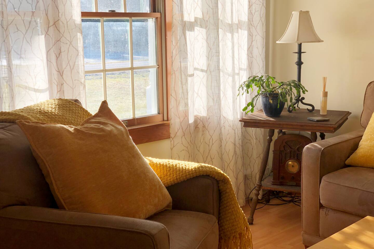 A Sweet Little Sunny Country House - East Bedroom - Photo 4