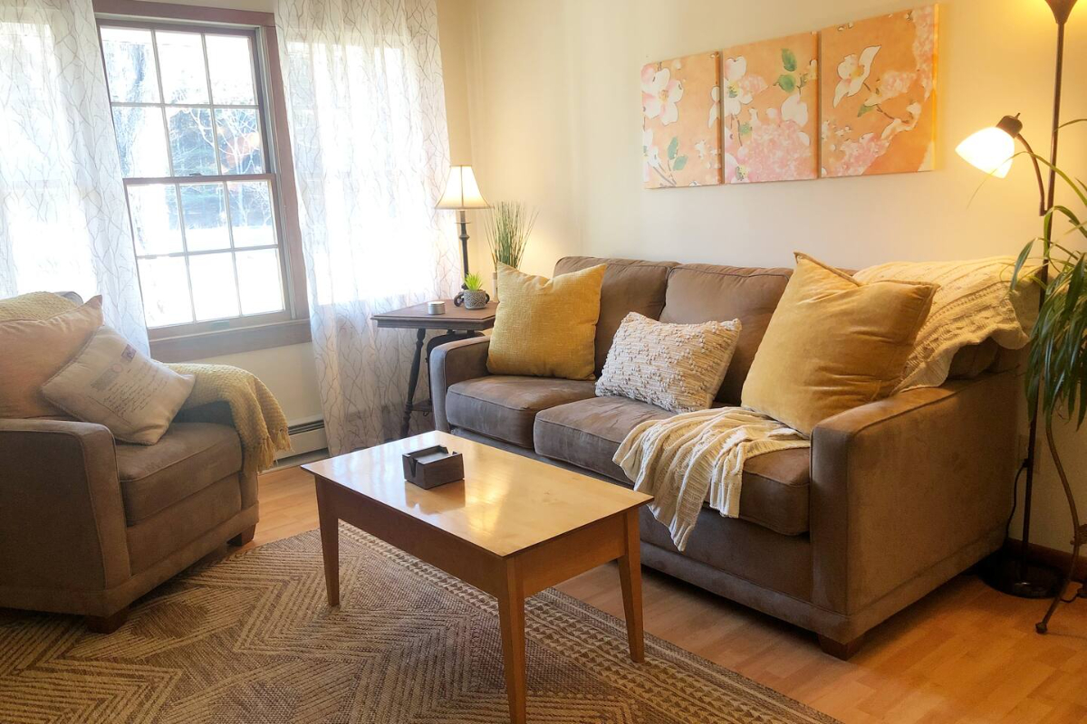 A Sweet Little Sunny Country House - East Bedroom - Photo 6