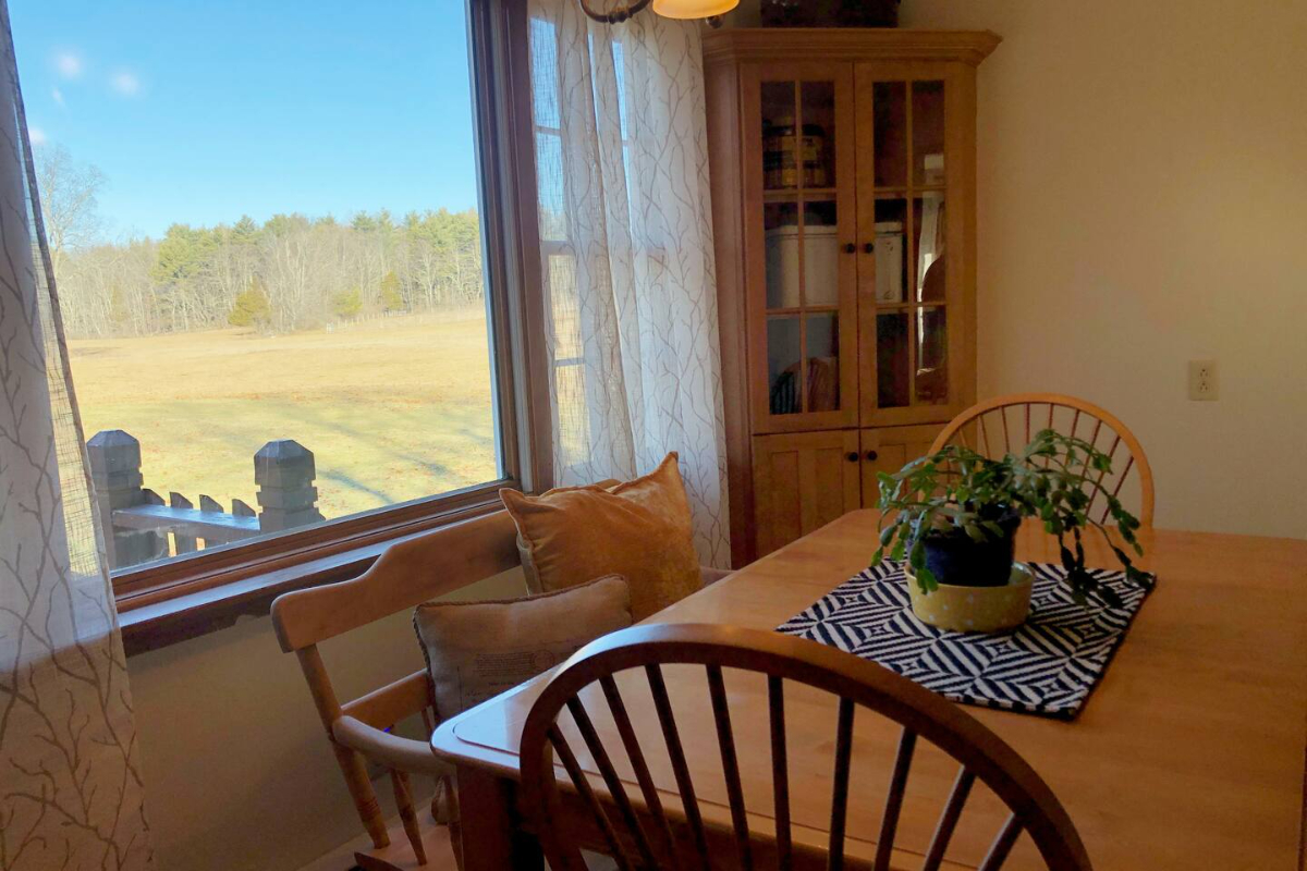 A Sweet Little Sunny Country House - East Bedroom - Photo 9