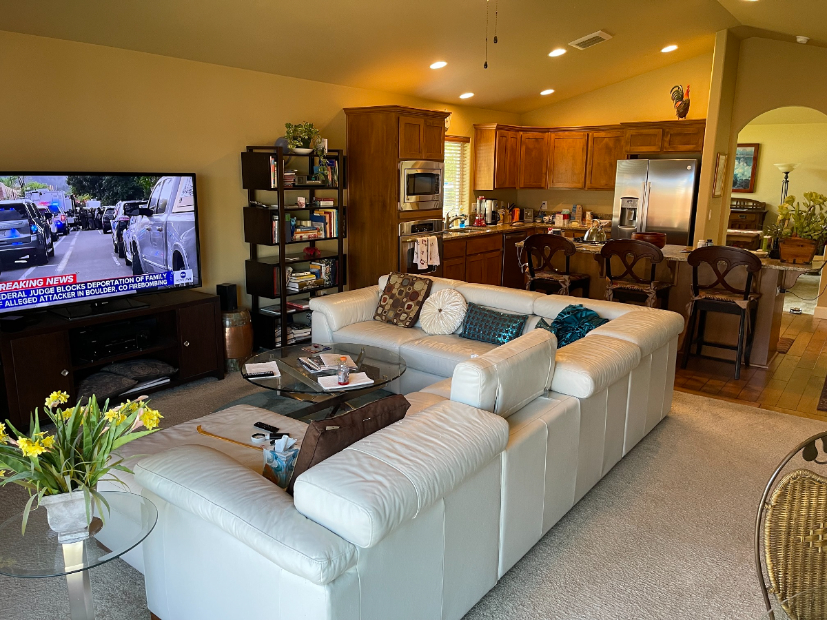 Furnished 1 room, with attached bathroom and garage in quiet neighborhood. Call 6509963397 - Photo 1