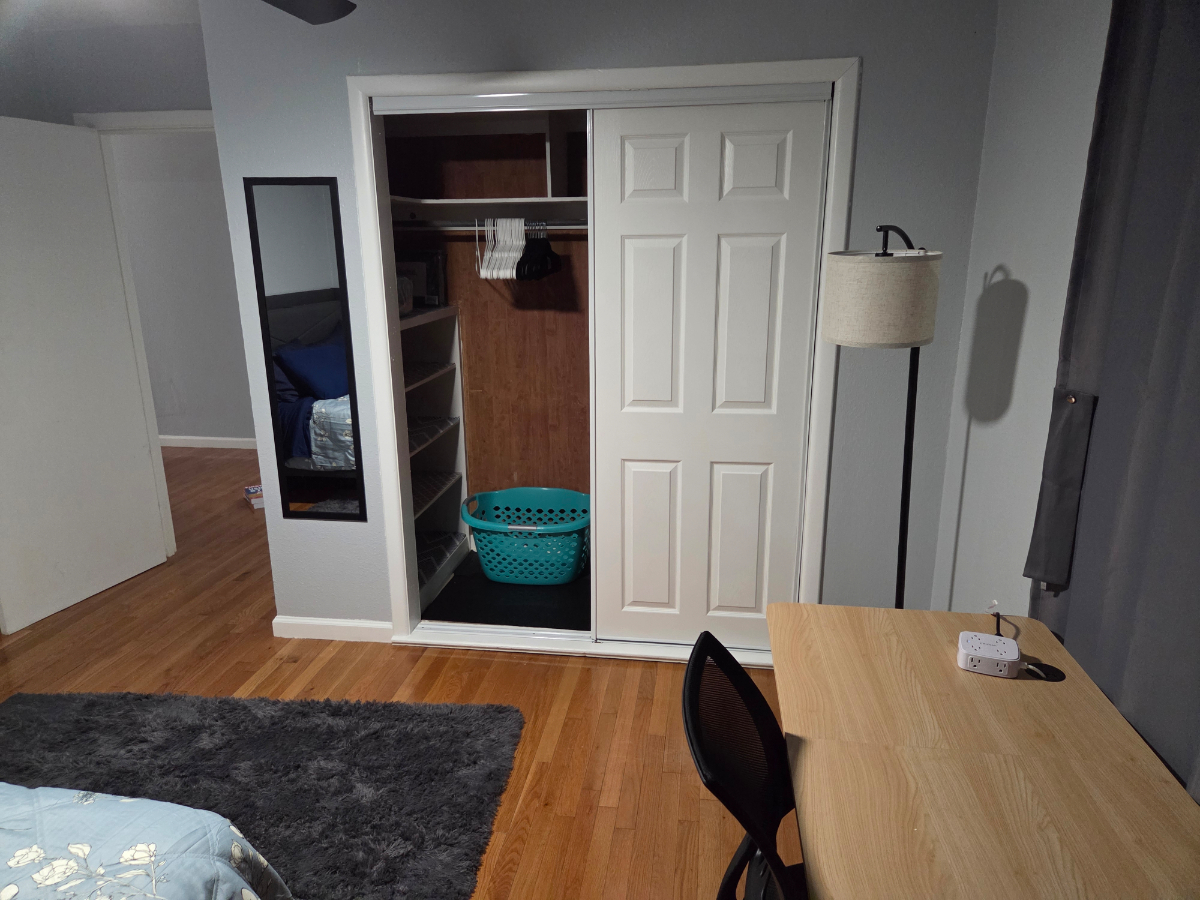 Private Bed/Bath in Large Home - Photo 2