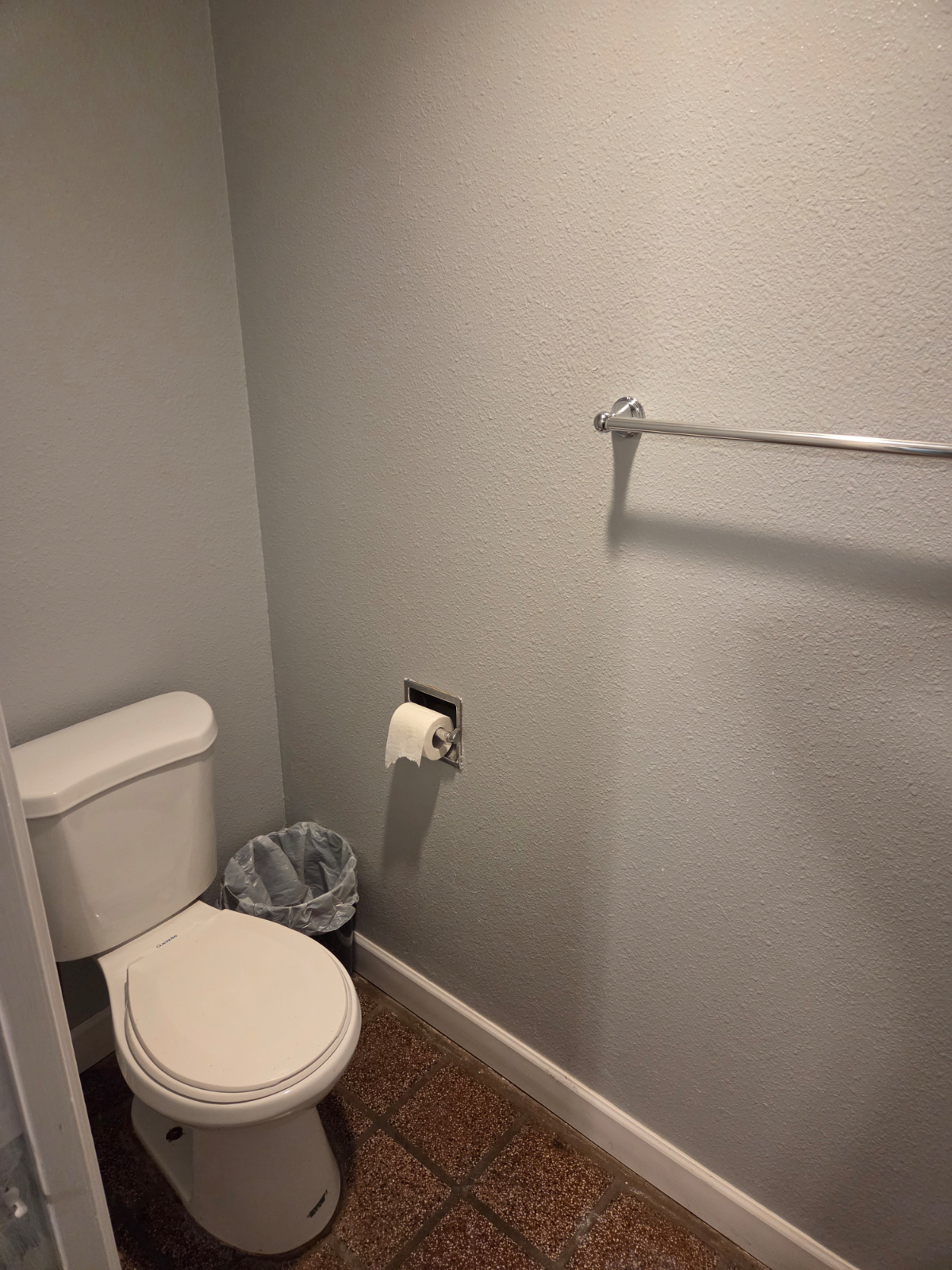 Private Bed/Bath in Large Home - Photo 9