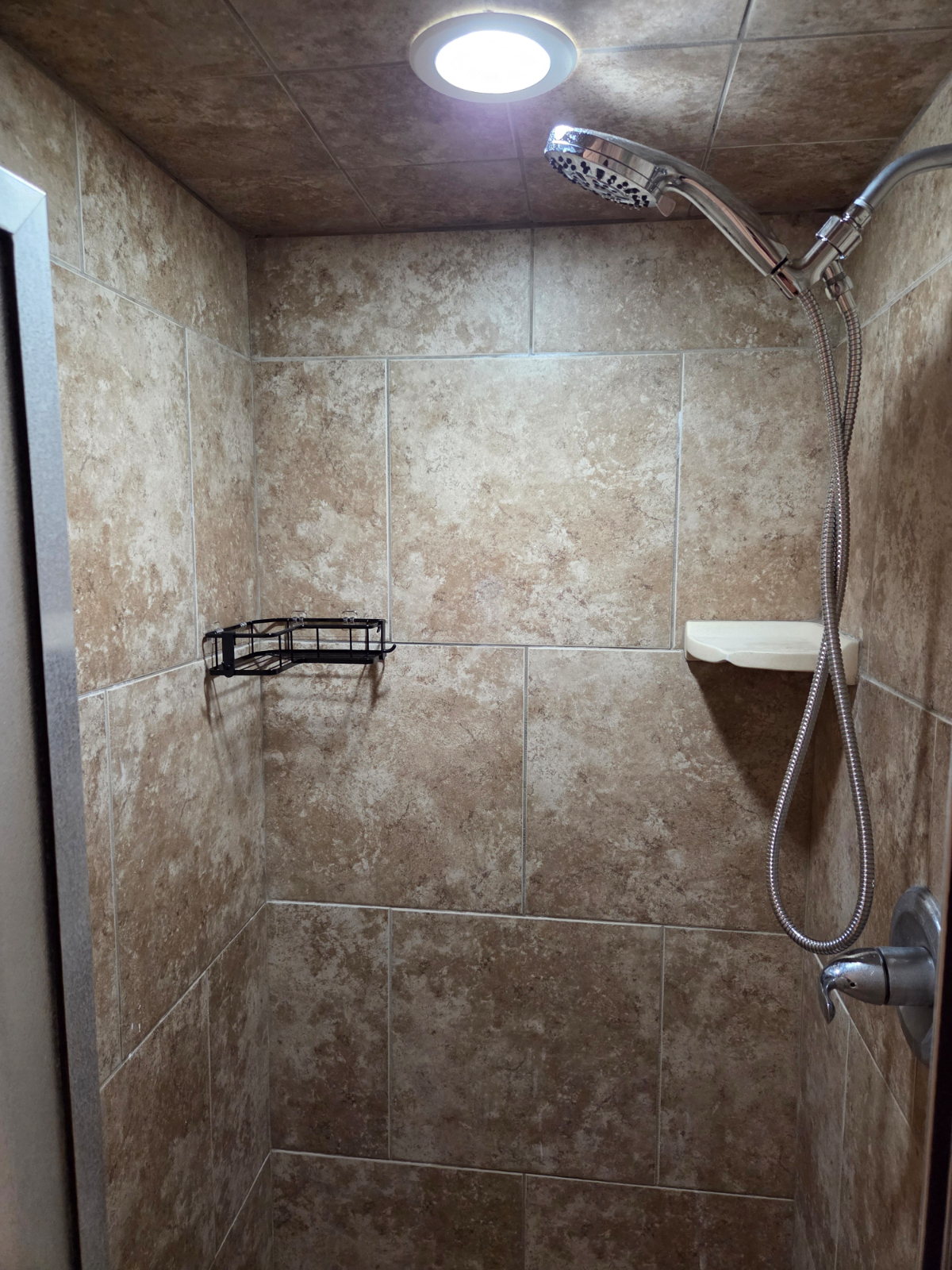 Private Bed/Bath in Large Home - Photo 8