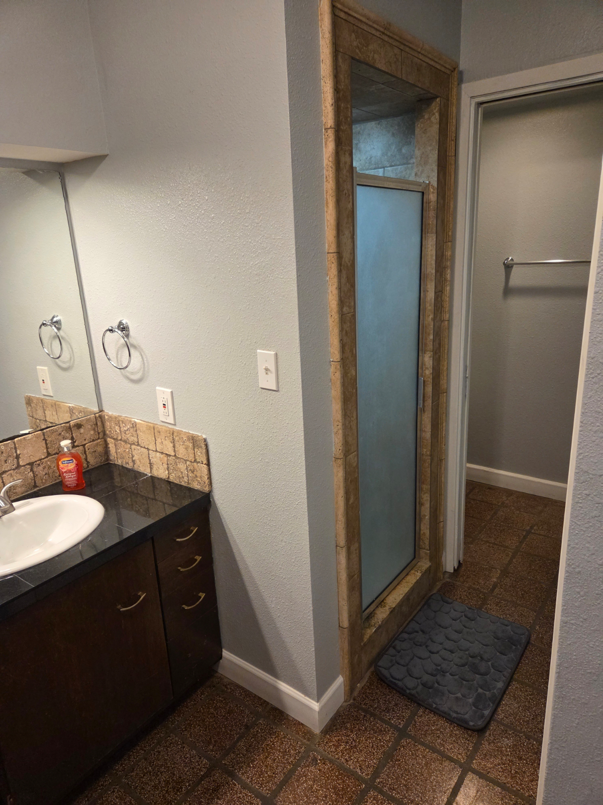 Private Bed/Bath in Large Home - Photo 7
