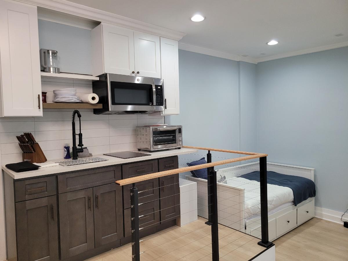 Freshly Renovated Duplex Apartment with Private Yard, Home Office, and Modern Kitchenette - All Util - Photo 1