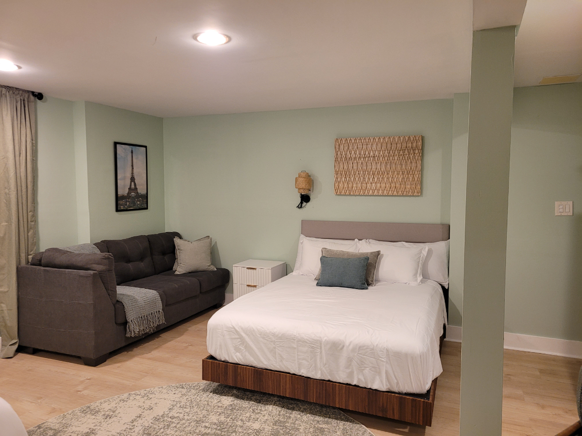 Freshly Renovated Duplex Apartment with Private Yard, Home Office, and Modern Kitchenette - All Util - Photo 5