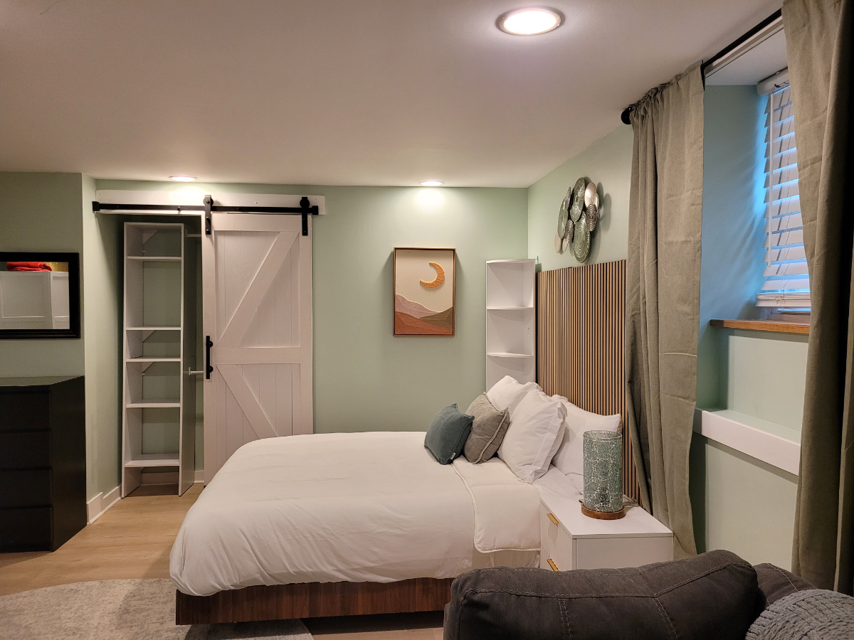Freshly Renovated Duplex Apartment with Private Yard, Home Office, and Modern Kitchenette - All Util - Photo 3
