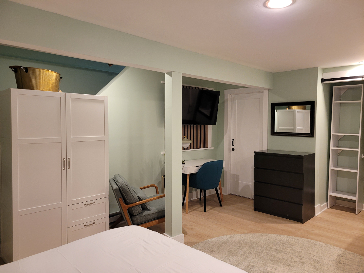 Freshly Renovated Duplex Apartment with Private Yard, Home Office, and Modern Kitchenette - All Util - Photo 6