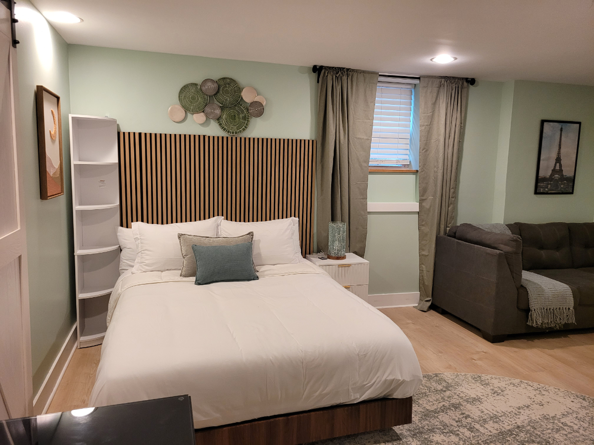 Freshly Renovated Duplex Apartment with Private Yard, Home Office, and Modern Kitchenette - All Util - Photo 7