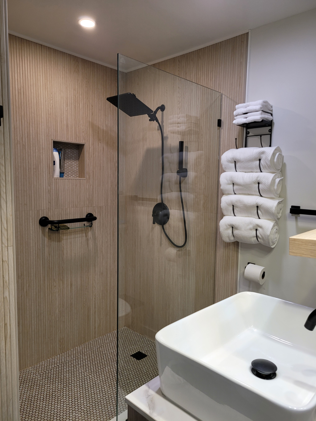 Freshly Renovated Duplex Apartment with Private Yard, Home Office, and Modern Kitchenette - All Util - Photo 8