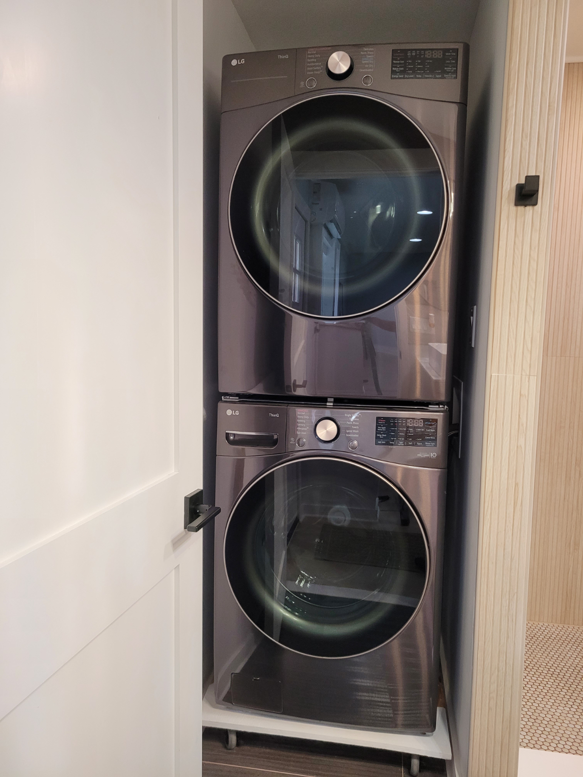 Freshly Renovated Duplex Apartment with Private Yard, Home Office, and Modern Kitchenette - All Util - Photo 9