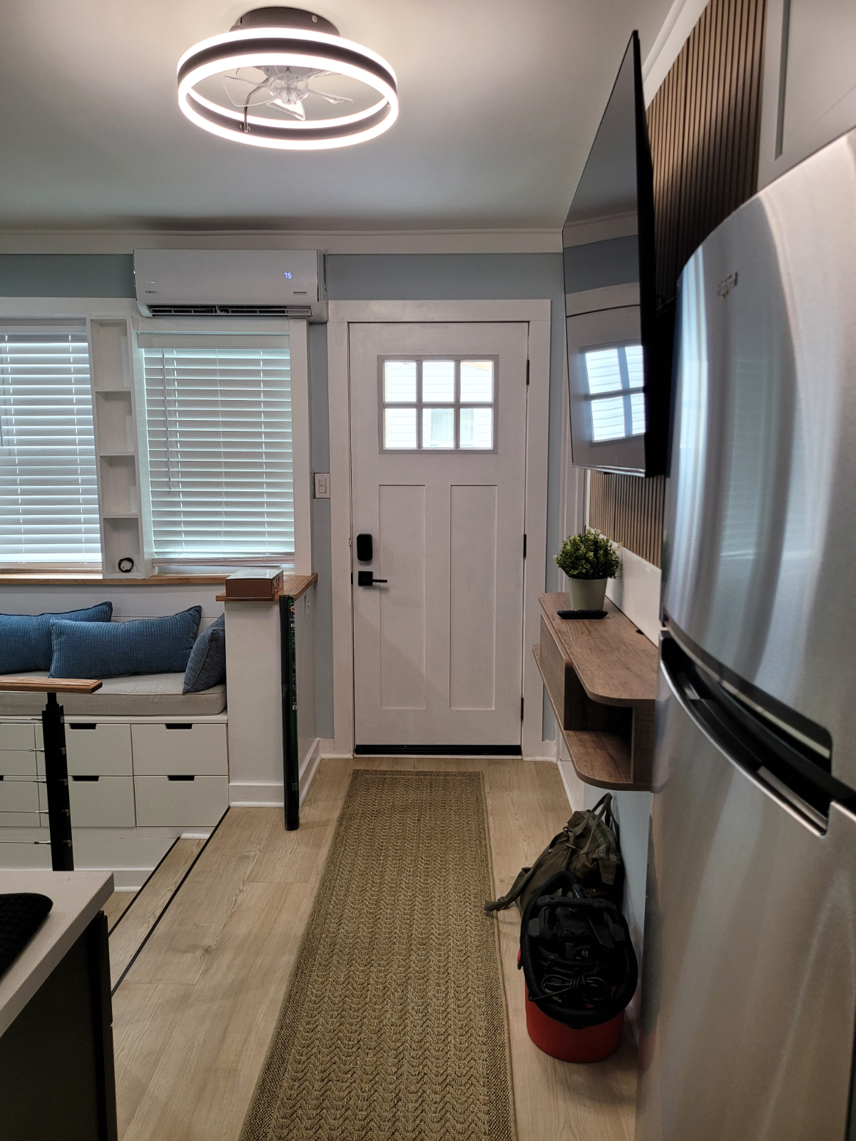Freshly Renovated Duplex Apartment with Private Yard, Home Office, and Modern Kitchenette - All Util - Photo 2
