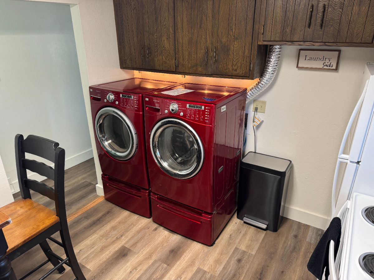 Modern Comfort in Laramie - Bright 2-Bed Apartment with Deck, Full Kitchen, and All Utilities Includ - Photo 8