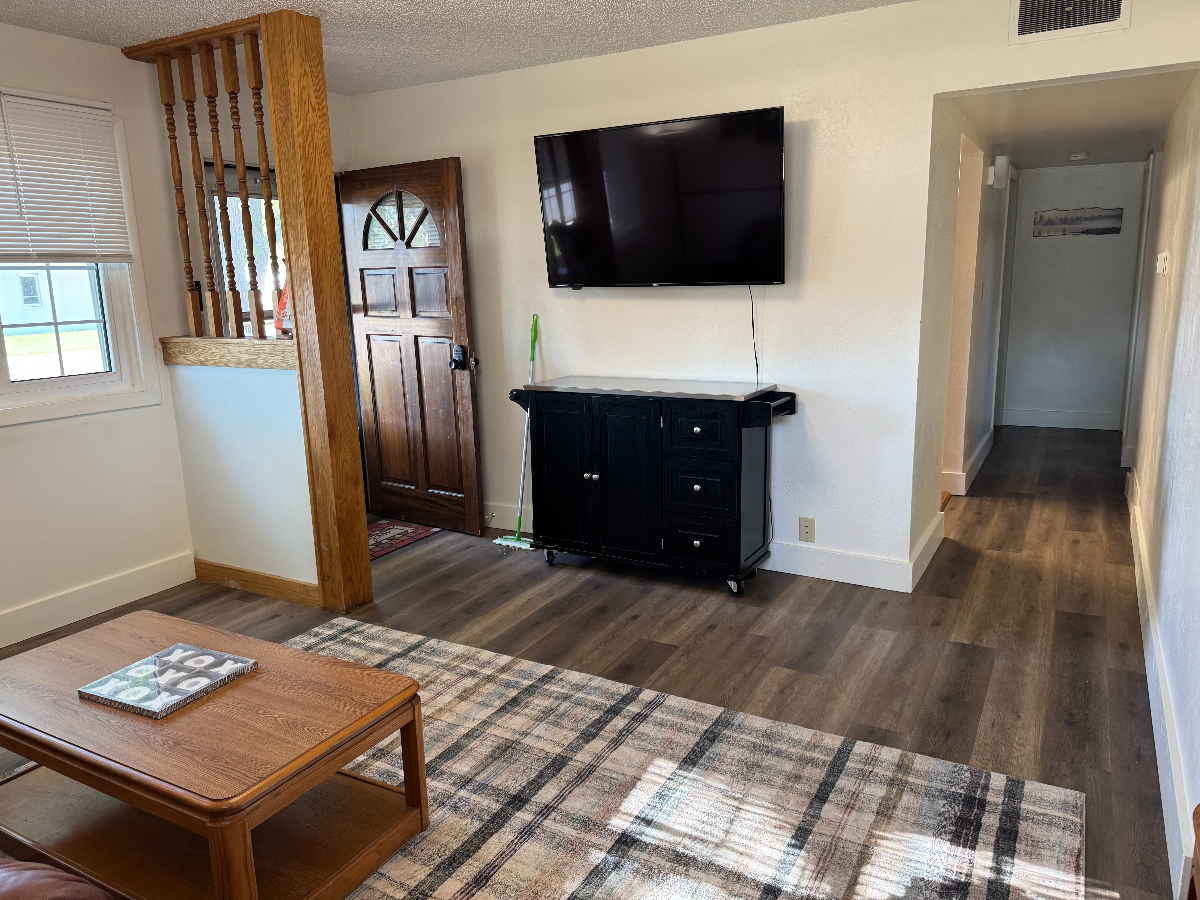 Modern Comfort in Laramie - Bright 2-Bed Apartment with Deck, Full Kitchen, and All Utilities Includ - Photo 4