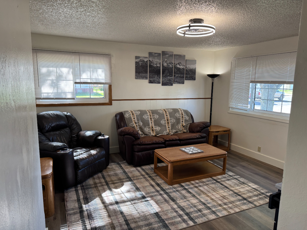 Modern Comfort in Laramie - Bright 2-Bed Apartment with Deck, Full Kitchen, and All Utilities Includ - Photo 3
