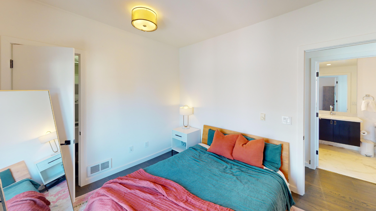 Upgraded and Modern 1 Bedroom SOMA condo - Photo 5