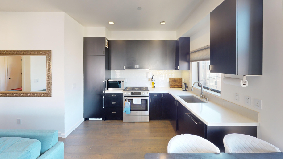 Upgraded and Modern 1 Bedroom SOMA condo - Photo 2
