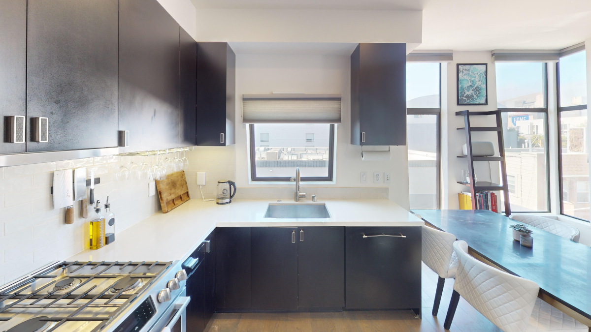 Upgraded and Modern 1 Bedroom SOMA condo - Photo 3