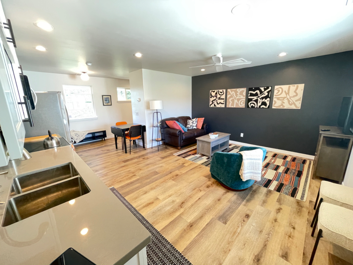 Modern Above-Garage Apartment with Peak Views, All-Inclusive & Prime Location