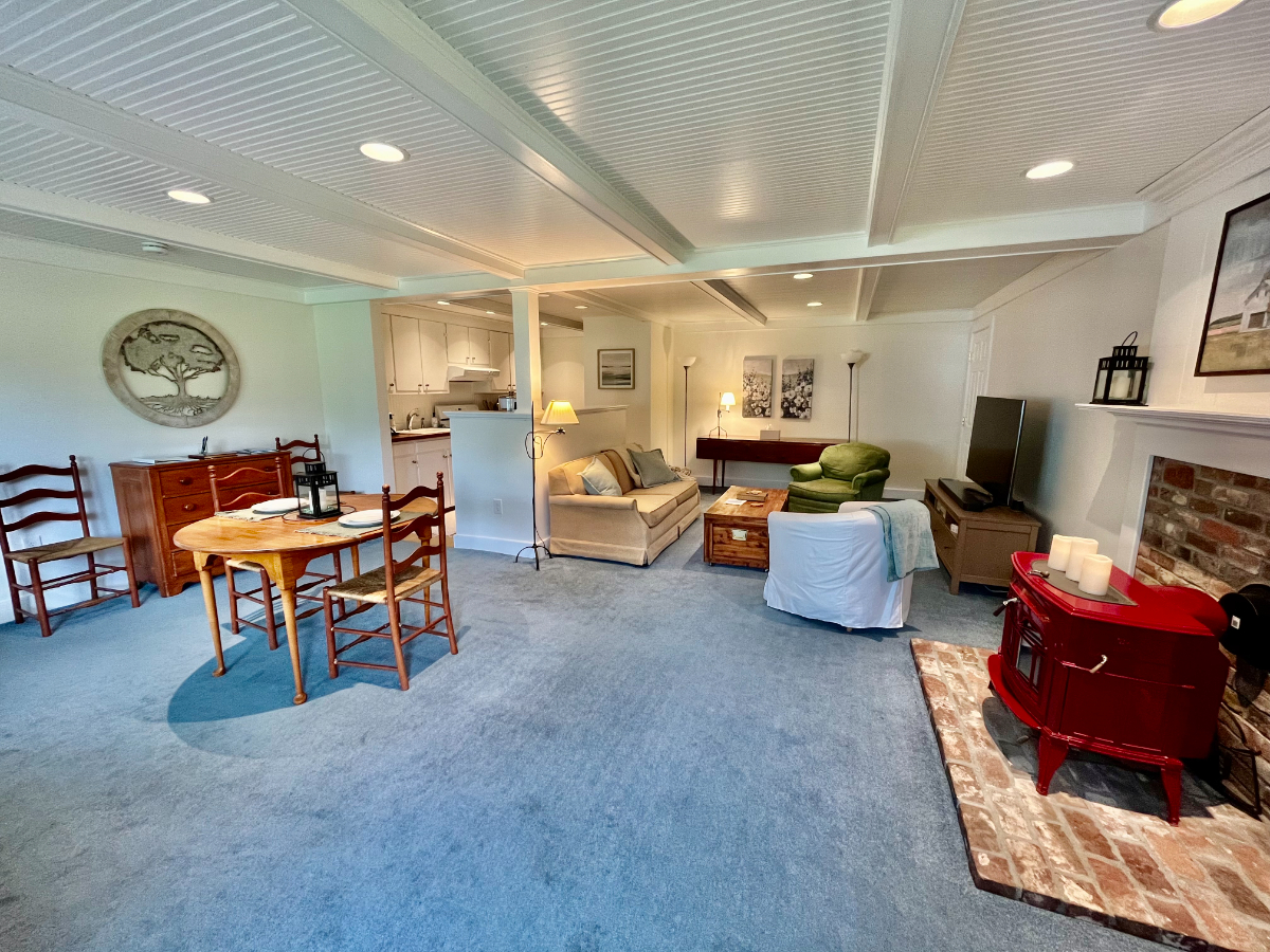 Spacious One Bedroom - Photo 1