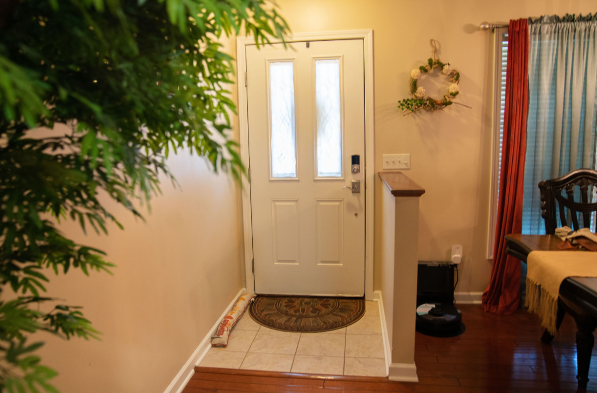 Stunning  3-Bed Home with Prime Amenities and Great location - Near Hospitals - Photo 3