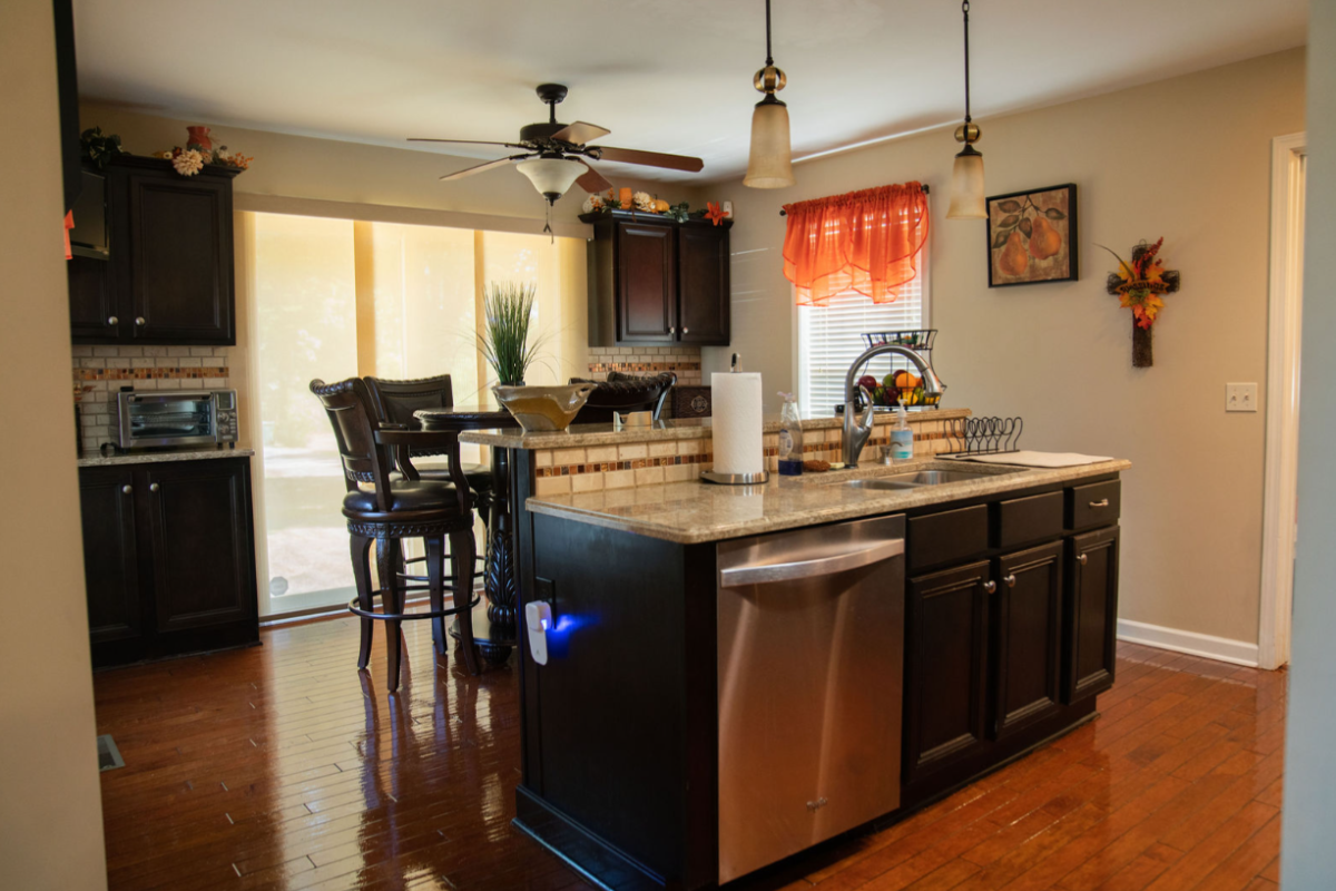 Stunning  3-Bed Home with Prime Amenities and Great location - Near Hospitals - Photo 6
