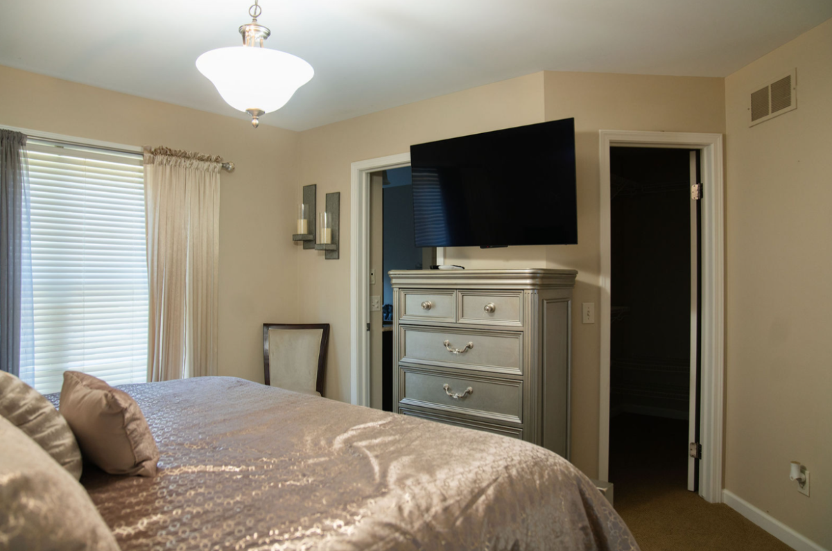 Stunning  3-Bed Home with Prime Amenities and Great location - Near Hospitals - Photo 11