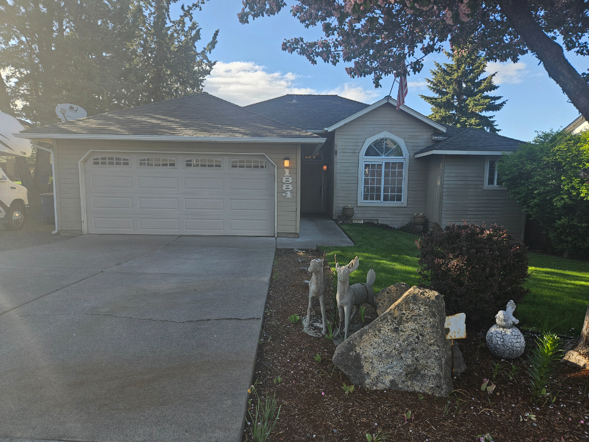 Comfy, 3bdrm, 2 bath house with hot tub and fenced yard - Photo 1