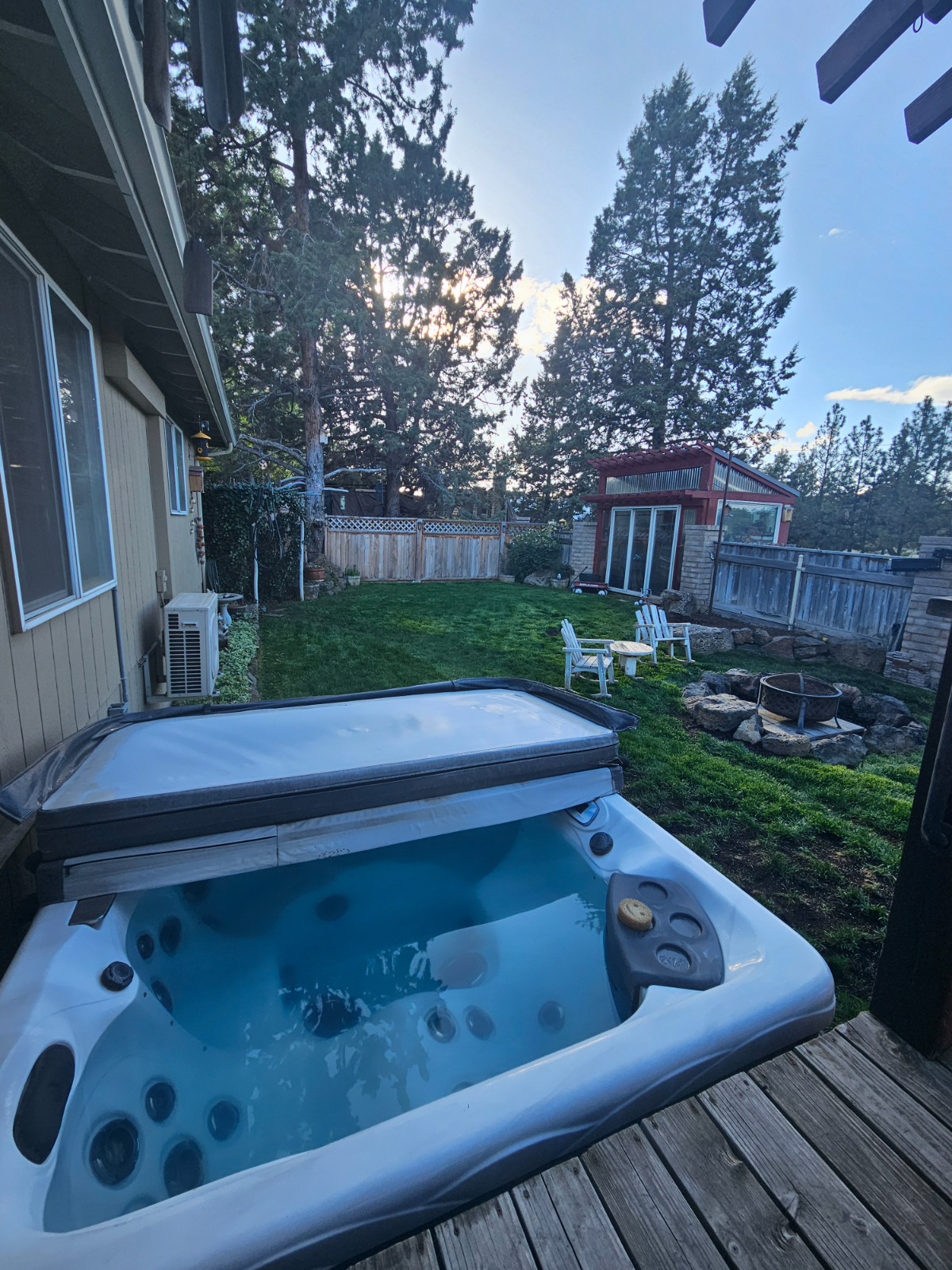 Comfy, 3bdrm, 2 bath house with hot tub and fenced yard - Photo 2