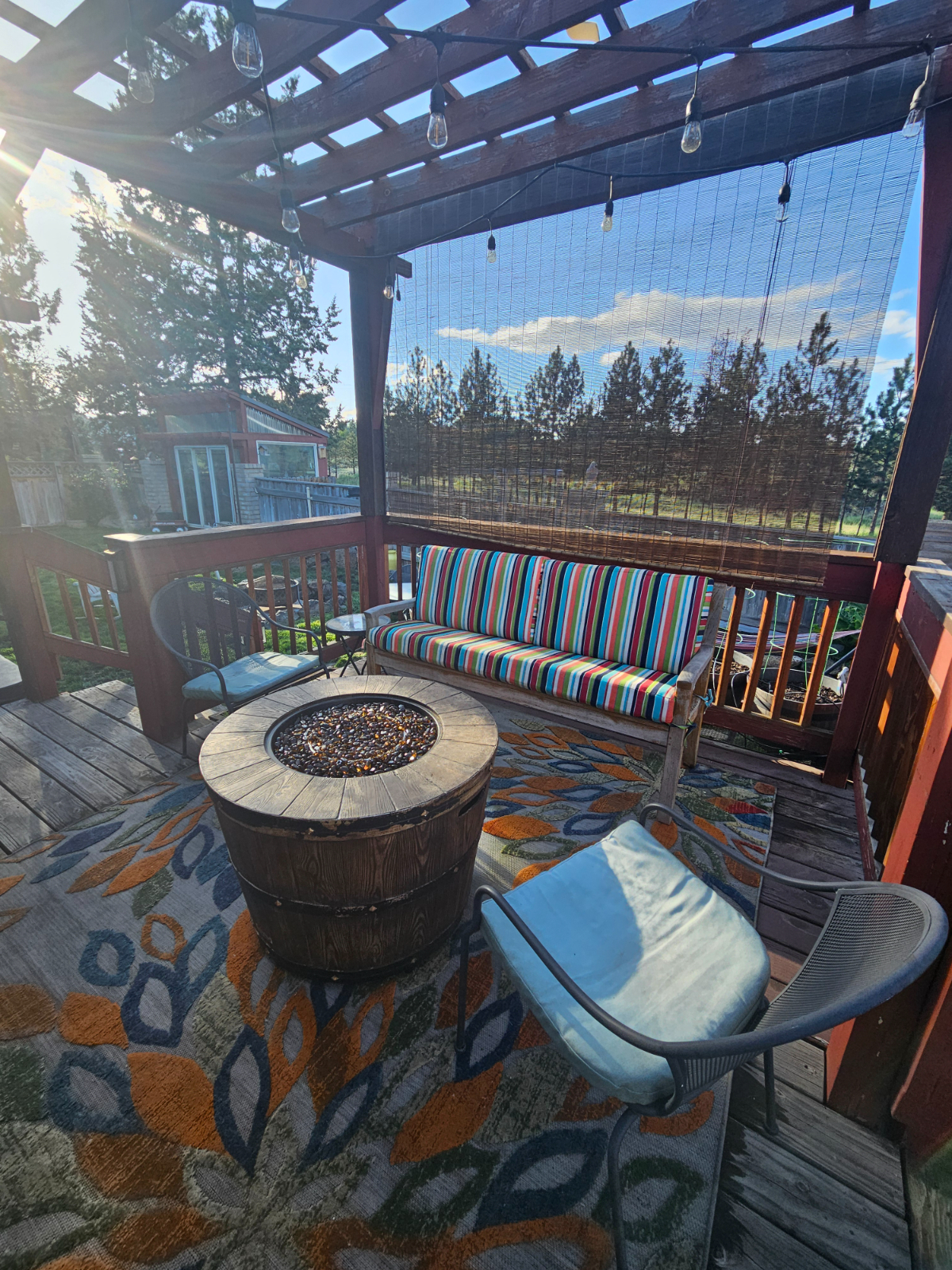 Comfy, 3bdrm, 2 bath house with hot tub and fenced yard - Photo 3