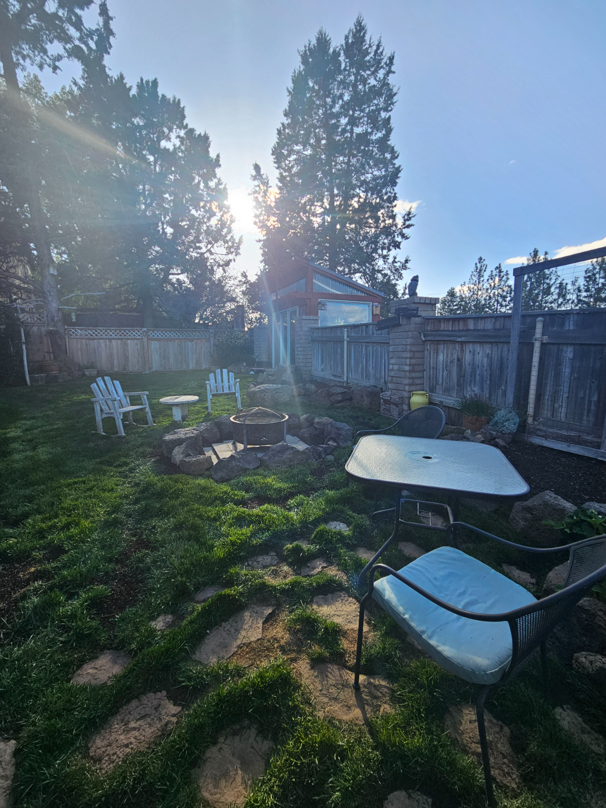 Comfy, 3bdrm, 2 bath house with hot tub and fenced yard - Photo 4